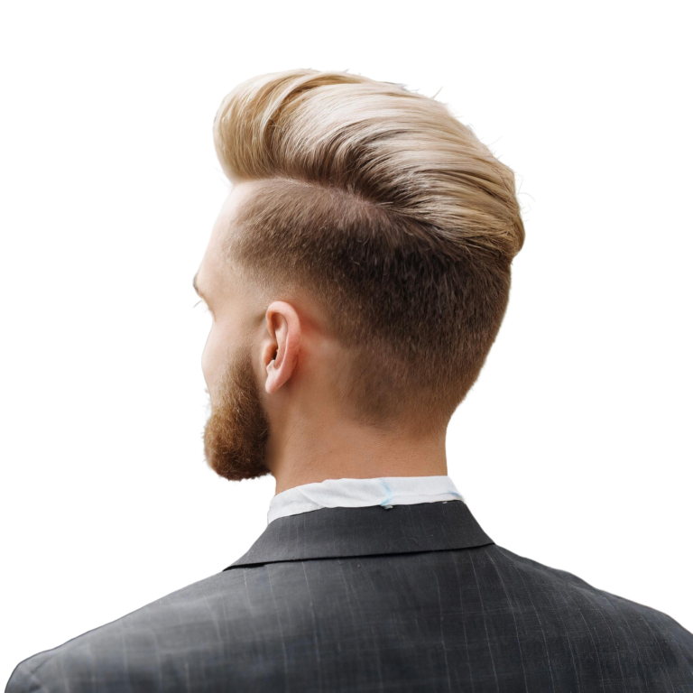 Rückansicht eines Mannes mit stylischem Undercut, bei dem das obere Haar lang und in einem blonden Farbverlauf nach hinten gekämmt ist. Er trägt einen dunklen Friseurumhang und ein hellblaues Hemd, vor einem weißen Hintergrund.