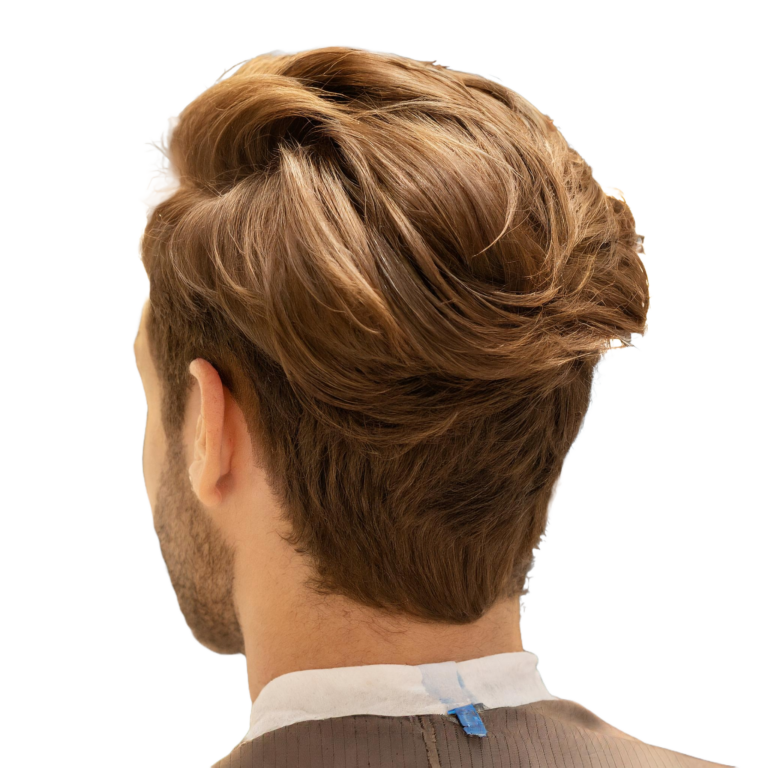 Das Bild zeigt die Rückansicht einer Person mit einem trendigen, geschwungenen Haarschnitt. Die Haare sind an den Seiten und im Nacken kurz gehalten, während das obere und seitliche Deckhaar zu einer eleganten Welle geformt ist, die Volumen und Bewegung zeigt. Die Haarfarbe ist ein mittleres Braun mit helleren Highlights, die Tiefe und Textur betonen. Die Person trägt ein Hemd mit einem weißen Kragen und ein graues Jackett, was auf eine geschäftliche oder formelle Angelegenheit hindeutet. Der Hintergrund des Fotos ist neutral gehalten, wodurch die Aufmerksamkeit auf die Frisur gelenkt wird.