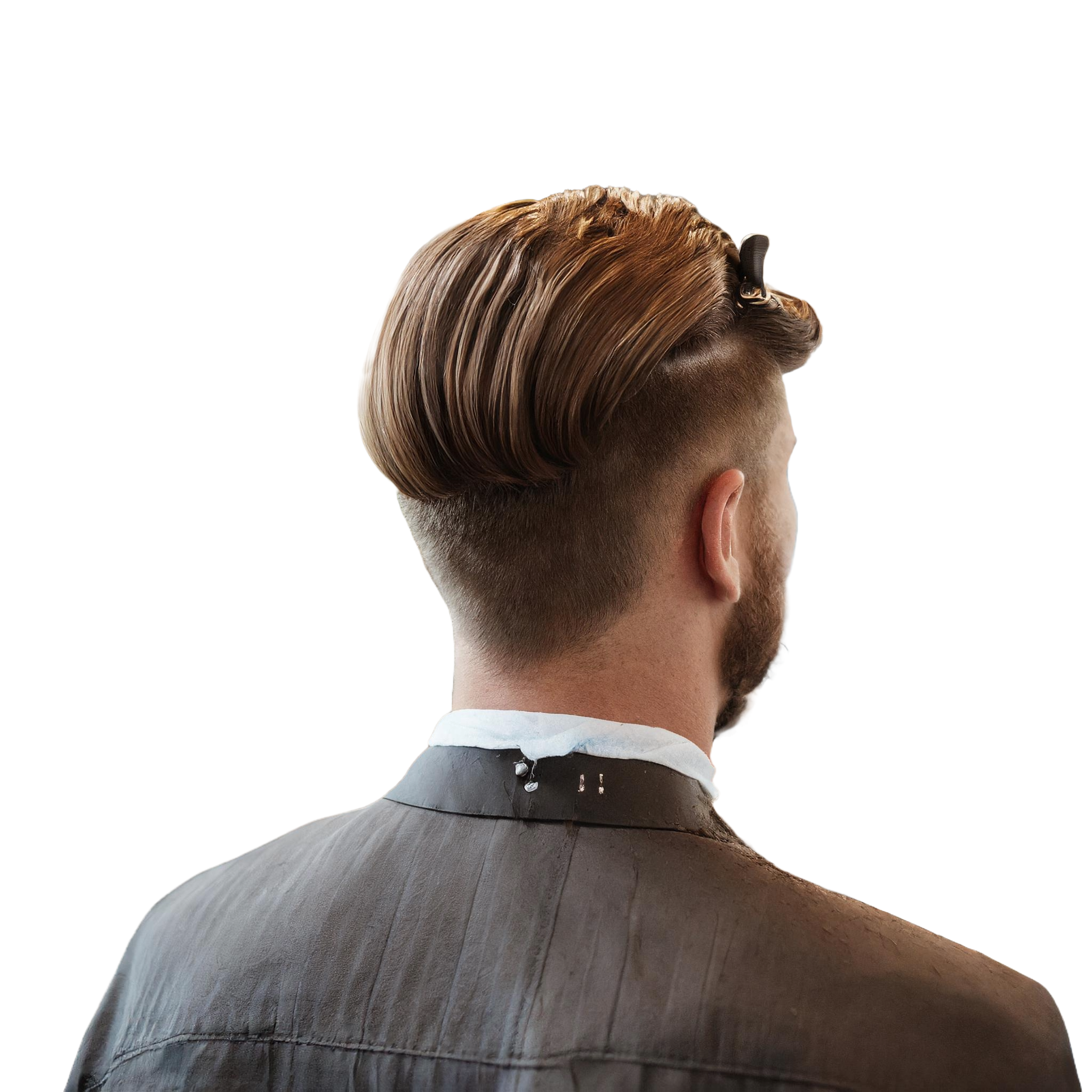 Rückansicht eines Mannes mit einem gepflegten, zurückgekämmten Frisur, die Seiten kurz rasiert und das obere Haar in einer glänzenden, braunen Pomade gestylt. Der Mann trägt einen Friseurumhang und ein weißes Hemd, das mit einer Klemme am Nacken zusammengehalten wird, vor einem weißen Hintergrund.