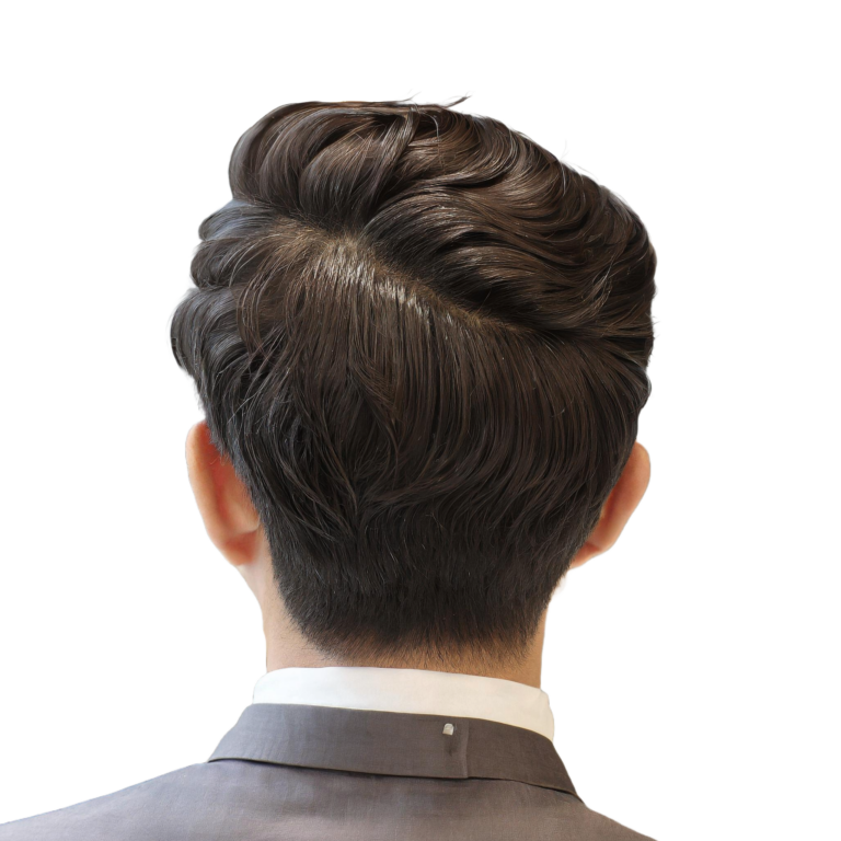 Das Foto zeigt einen Mann von hinten mit einem eleganten, dunkelbraunen Haar. Der Haarschnitt ist gepflegt und mittellang mit einer gewellten Textur, die zu einer voluminösen Form auf der Rückseite des Kopfes gestylt ist. Die Seiten und der untere Teil des Nackens sind kürzer und führen zu einer stilvollen Übergangslänge nach oben, wo die Wellen deutlicher werden. Die Person trägt formelle Kleidung, erkennbar an dem scharfen Kragen eines weißen Hemdes und dem dunkelgrauen Blazer. Der Hintergrund ist einheitlich weiß, was den Fokus auf die Detailgenauigkeit der Frisur und die Kleidung lenkt.