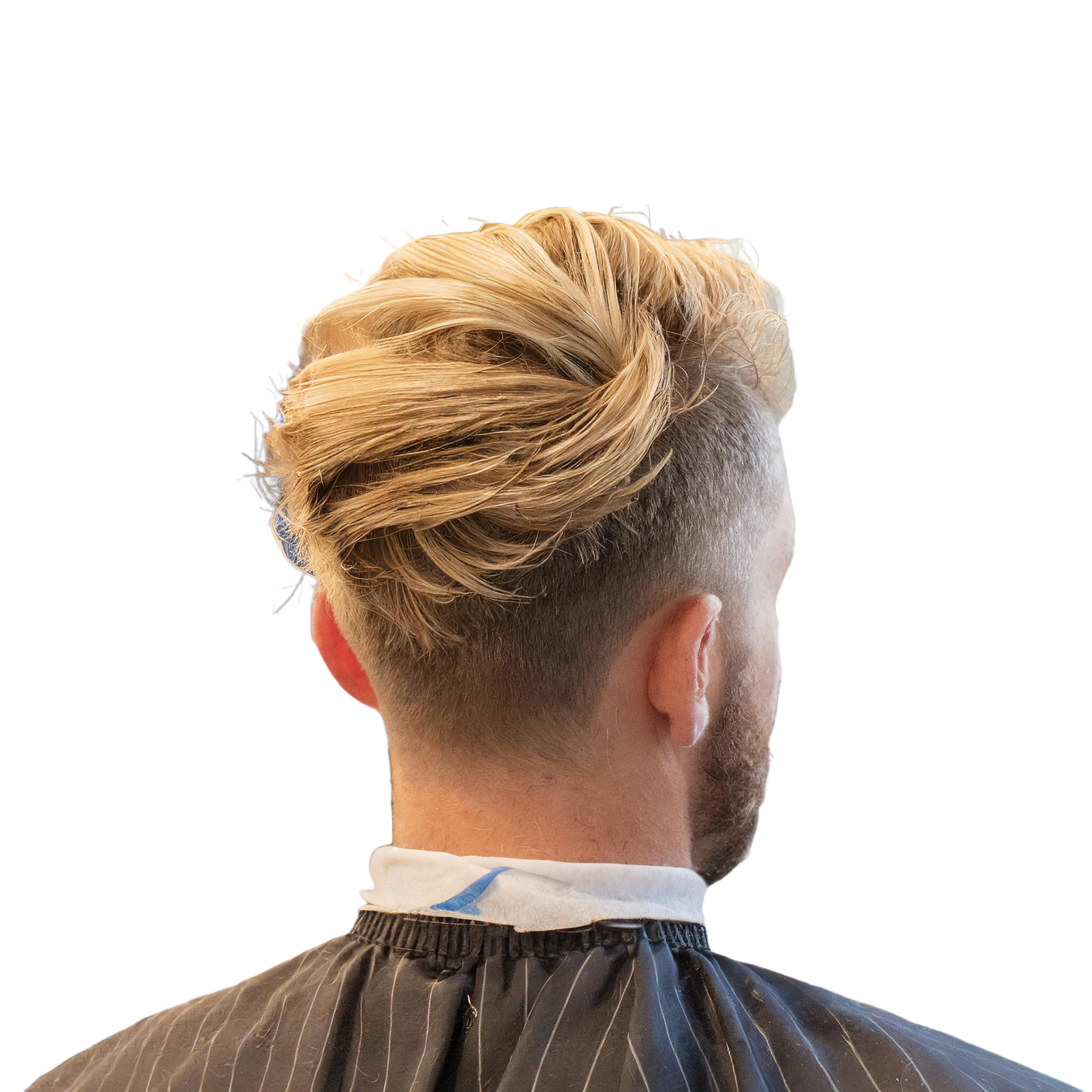 Rückansicht eines Mannes mit modernem Haarschnitt, der durch kurze Seiten und längere, nach hinten gestylte blonde Haare charakterisiert ist, vor einem weißen Hintergrund. Er trägt einen Friseurumhang mit sichtbaren Haarschneidespuren.